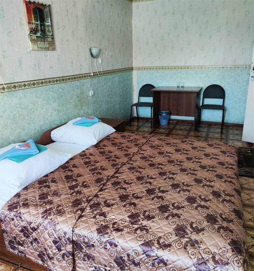 Двухместный номер эконом в блоке с общей ванной, с балконом